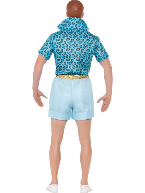 Naast Barbie hoort natuurlijk een echte Ken.Kies voor dit geweldige Safari Ken Kostuum bestaande uit een blauwe korte broek met blauw overhemd sjaaltje en latex pruik.
