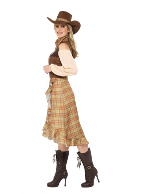  Cowgirl kostuum, bestaande uit de jurk met ruches, hoed en sjaaltje. Maak de look compleet met zwarte accessoires zoals pruik, pistool, sporen en nog veel meer leuke accessoires.
