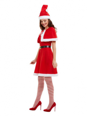 Met dit leuke Miss Santa kostuum, bestaande uit het jurkje met cape en mutsje ben je in één keer klaar.