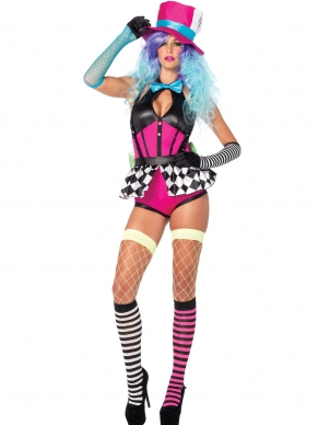 Met het Misfit Mad Hatter Kostuum laat jij zien dat het wel weer tijd is voor wat voor feestje dan ook. Het kostuum bestaat uit een vrolijk gekleurde romper met keyhole, pailletten bretels en peplum ruitjes rok. De grote hoed zit ook nog bij dit kostuum zodat je nog meer opvalt.